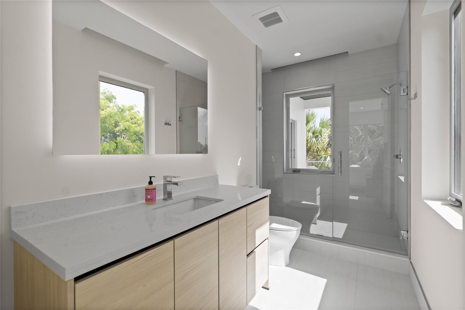 221 Shore Court, Lauderdale By The Sea, FL 33308 3rd Ensuite