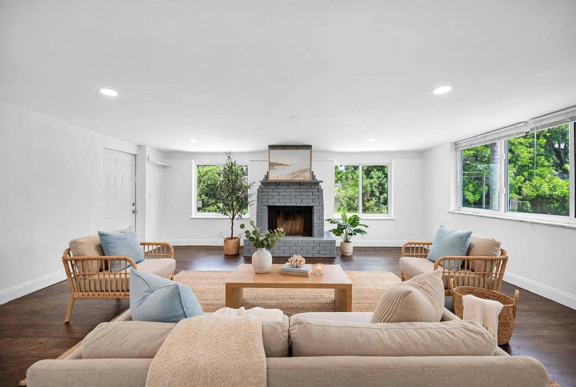 4723 NW 4TH Street, Plantation, FL 33317 coastal_living_room_staging_1