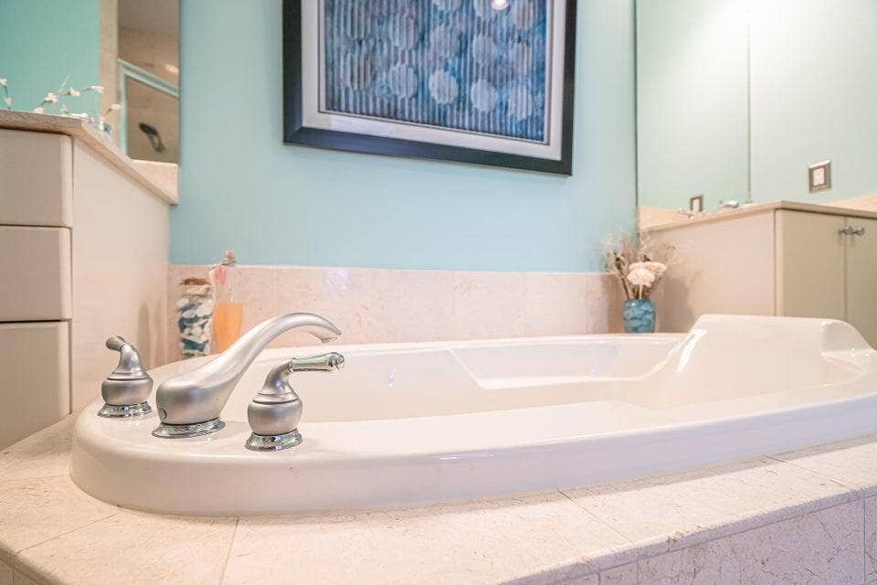 801 S Olive Avenue, #418, West Palm Beach, FL 33401 roman tub