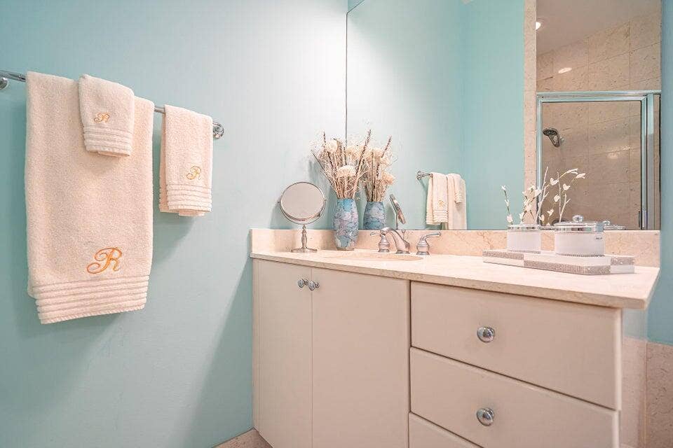 801 S Olive Avenue, #418, West Palm Beach, FL 33401 2 sinks