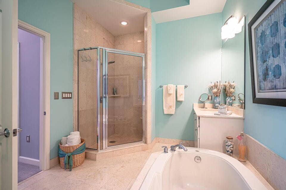 801 S Olive Avenue, #418, West Palm Beach, FL 33401 full bath shower and tub
