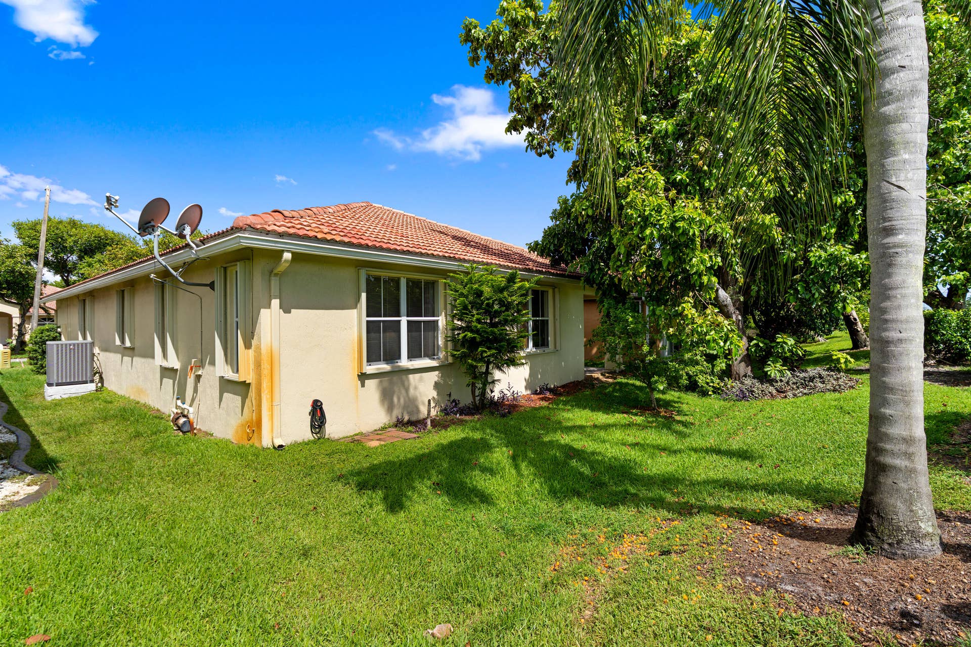 2311 SW 125th Avenue, Miramar, FL 33027 Spacious Green Backyard Surrounded by Mature Tropical Landscaping