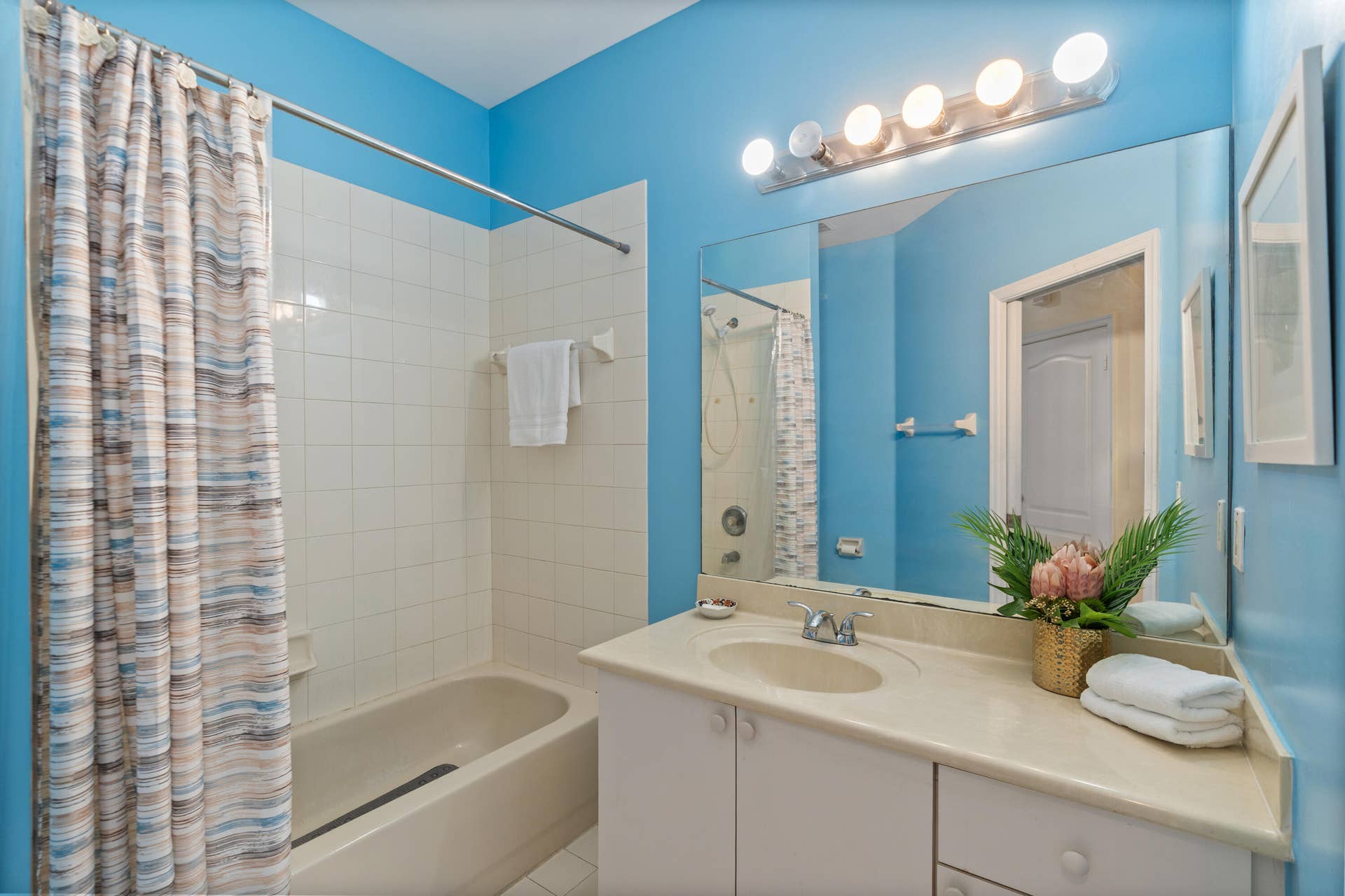 2311 SW 125th Avenue, Miramar, FL 33027 Full Guest Bath with Tub & Shower Combination