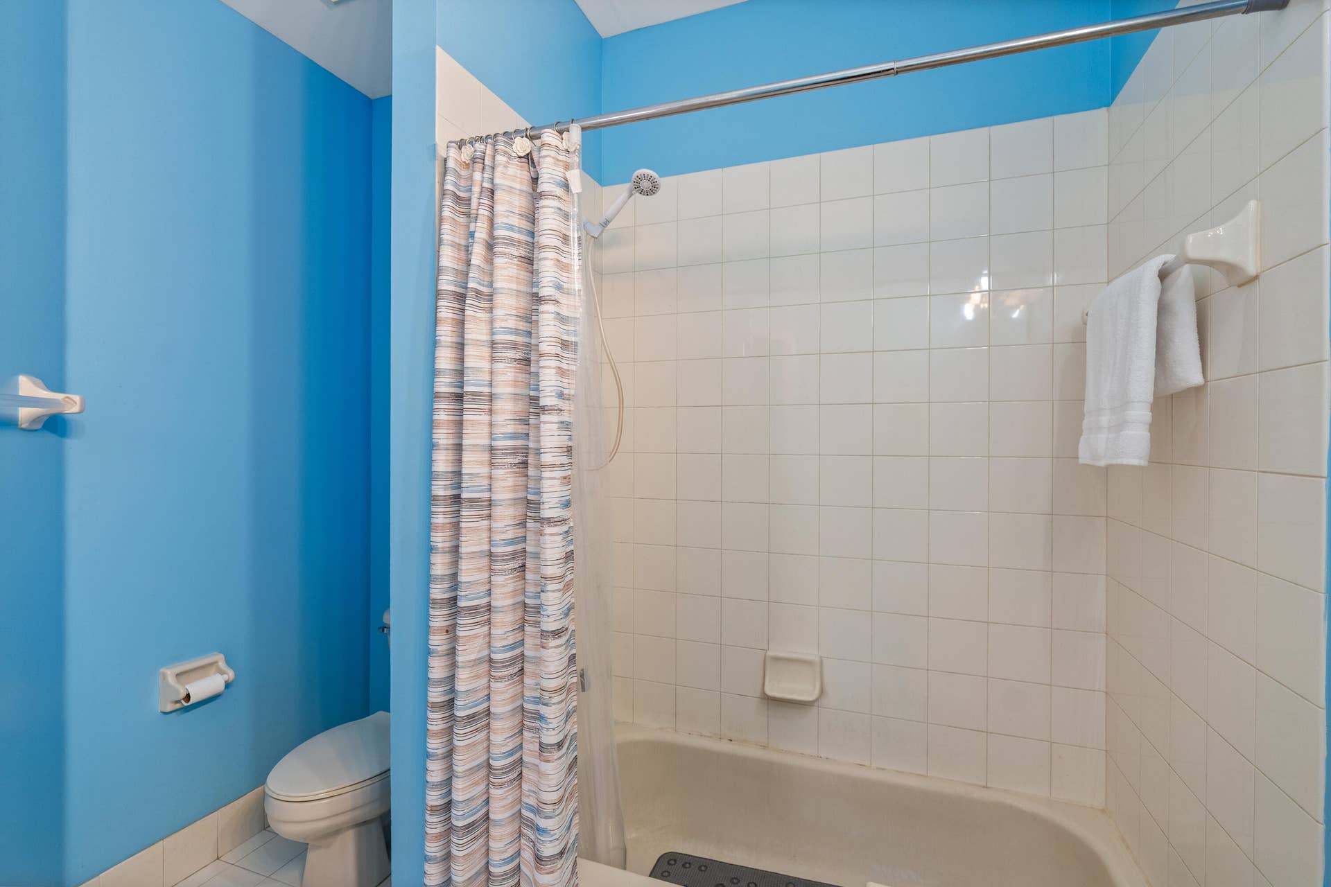2311 SW 125th Avenue, Miramar, FL 33027 Convenient Full Bath with Tub & Shower Combination