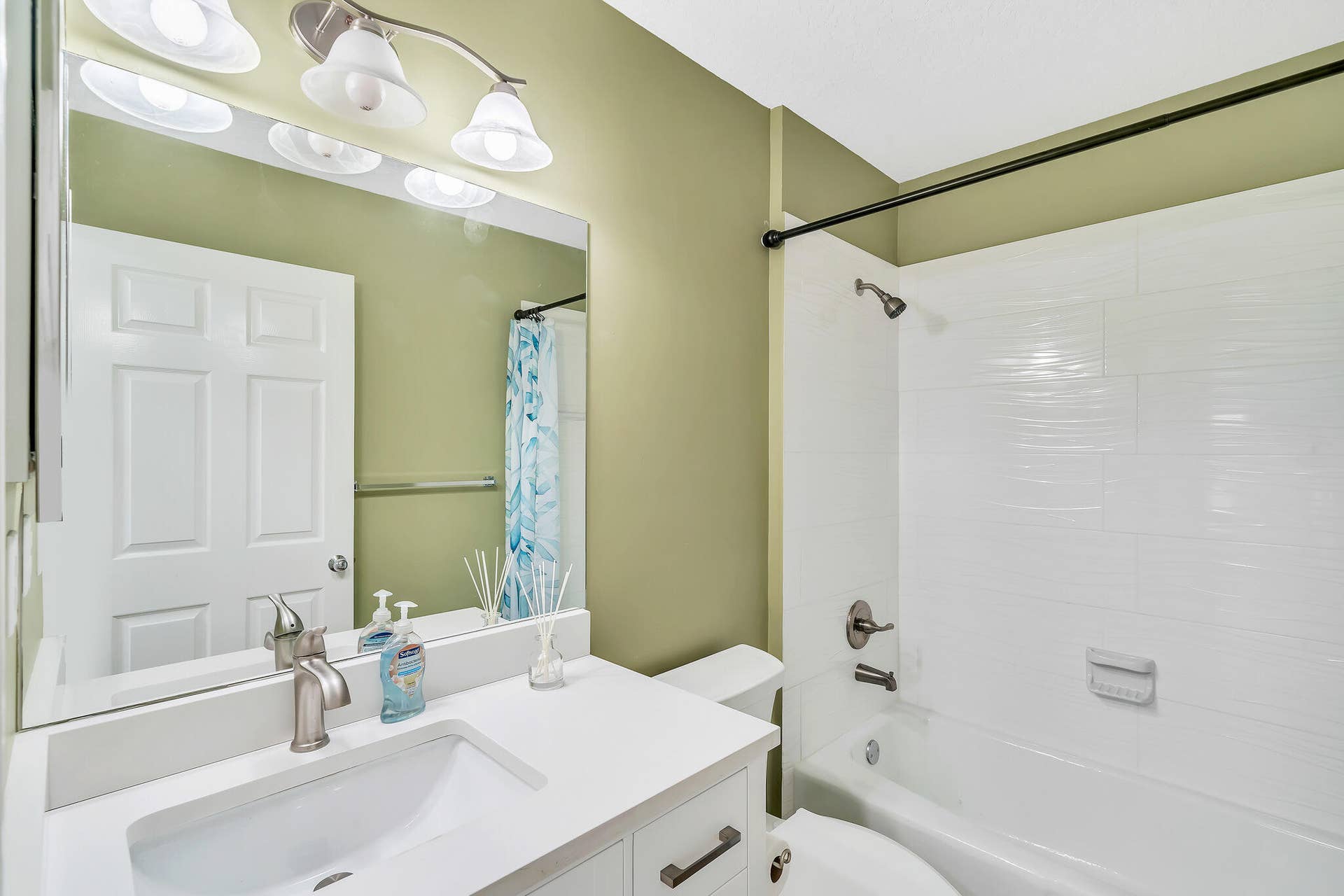 827 OAK HARBOUR Drive, Juno Beach, FL 33408 17 Guest Bathroom (1)