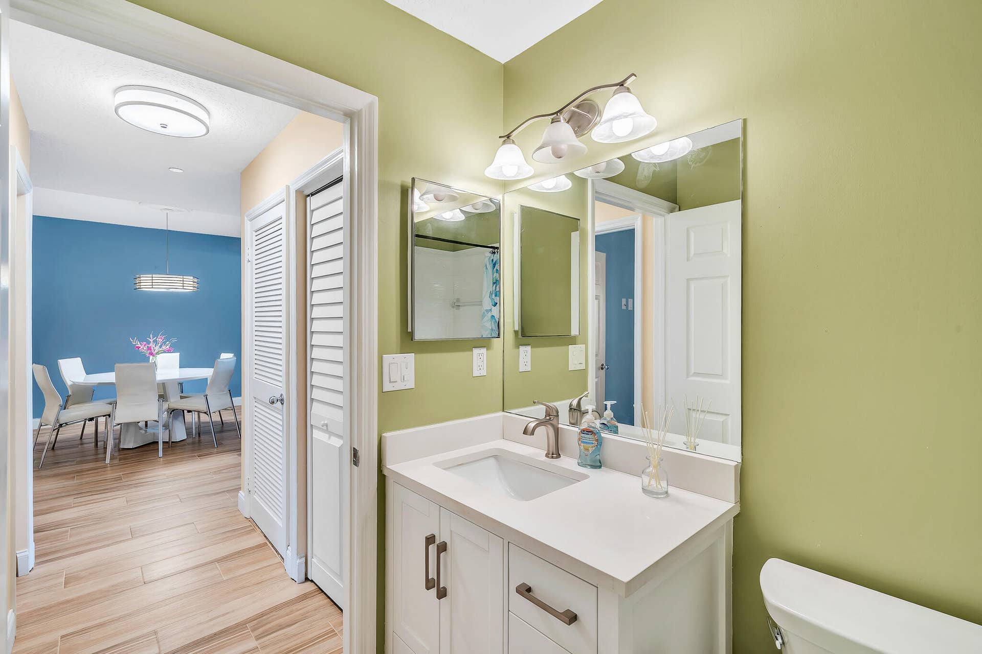 827 OAK HARBOUR Drive, Juno Beach, FL 33408 17 Guest Bathroom (2)