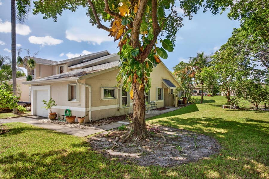 Property photo for 2007 DISCOVERY Circle E, Deerfield Beach, FL