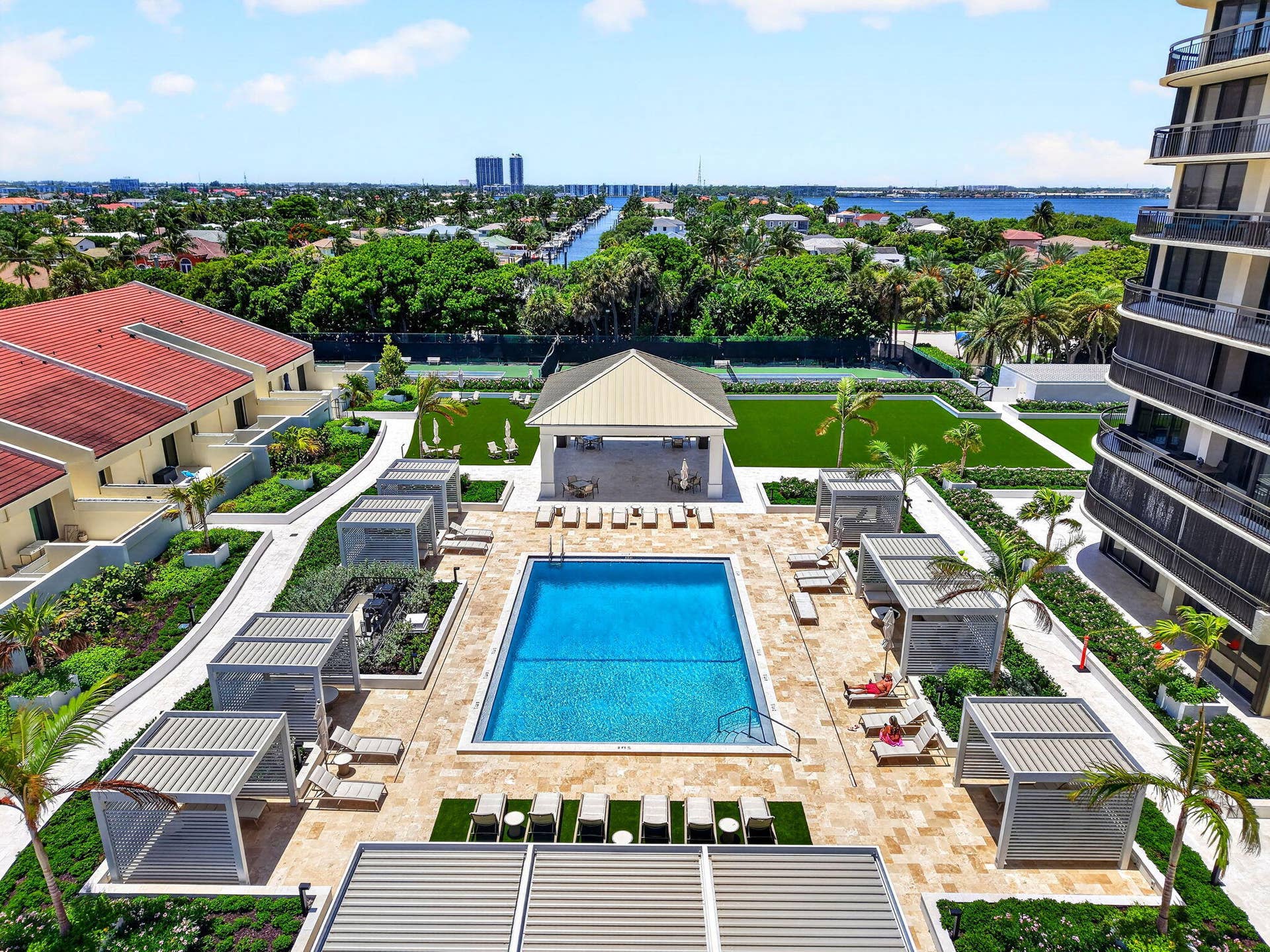 Enjoy all the Martinique amenities and the beach right outside