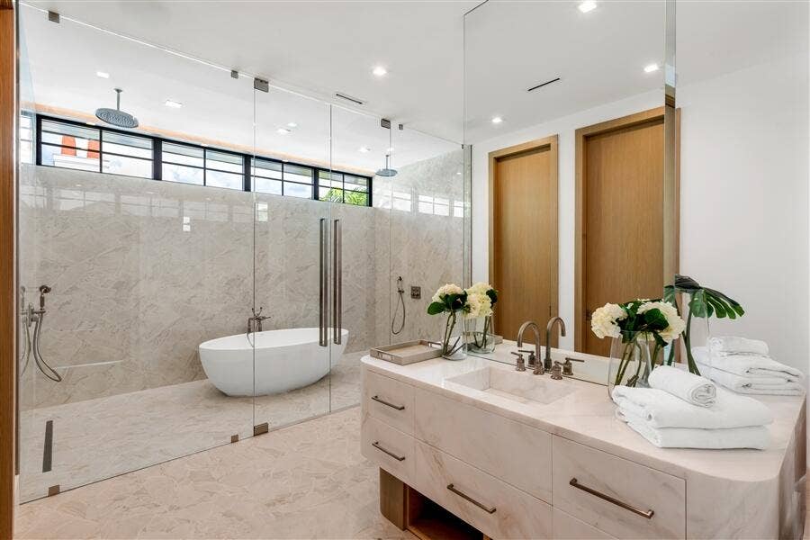 dash_PRIMARY_BATHROOM_ANGLE_RIGHT