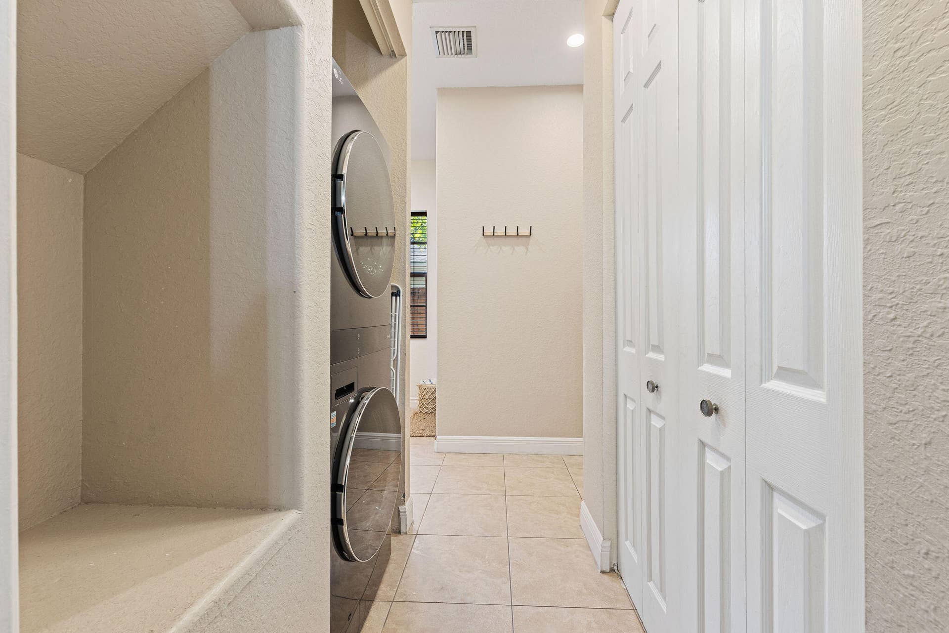 1323 NE 5TH Terrace, #1323, Fort Lauderdale, FL 33304 024A1901