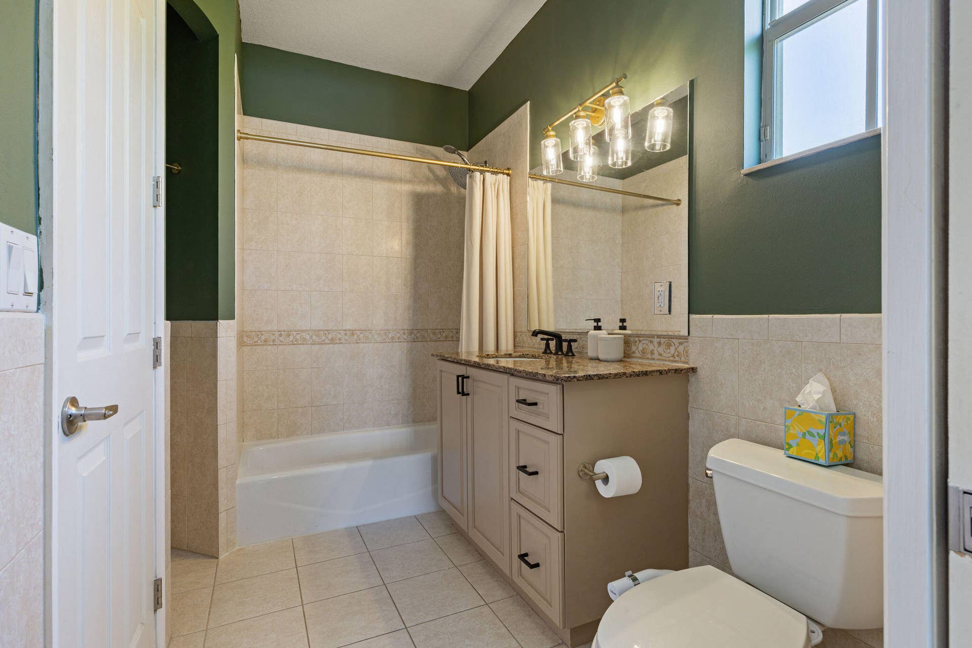 1323 NE 5TH Terrace, #1323, Fort Lauderdale, FL 33304 024A3133