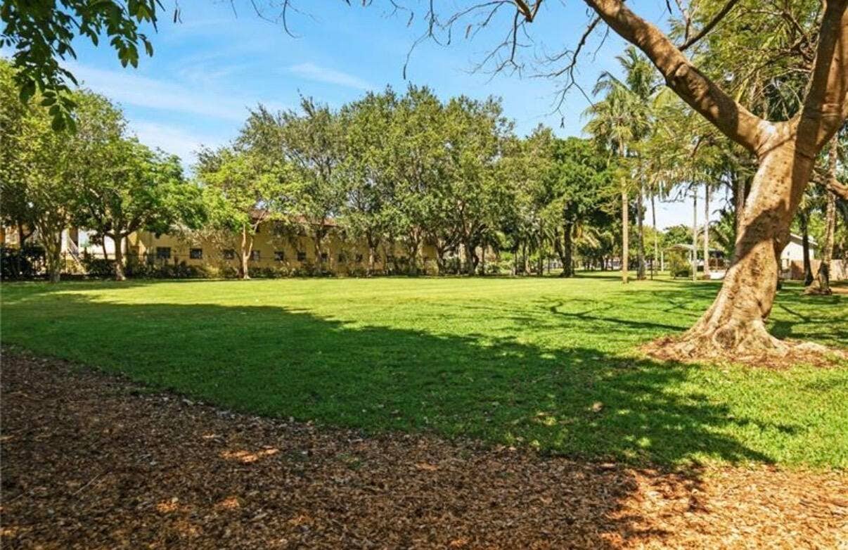 1323 NE 5TH Terrace, #1323, Fort Lauderdale, FL 33304 IMG_5241