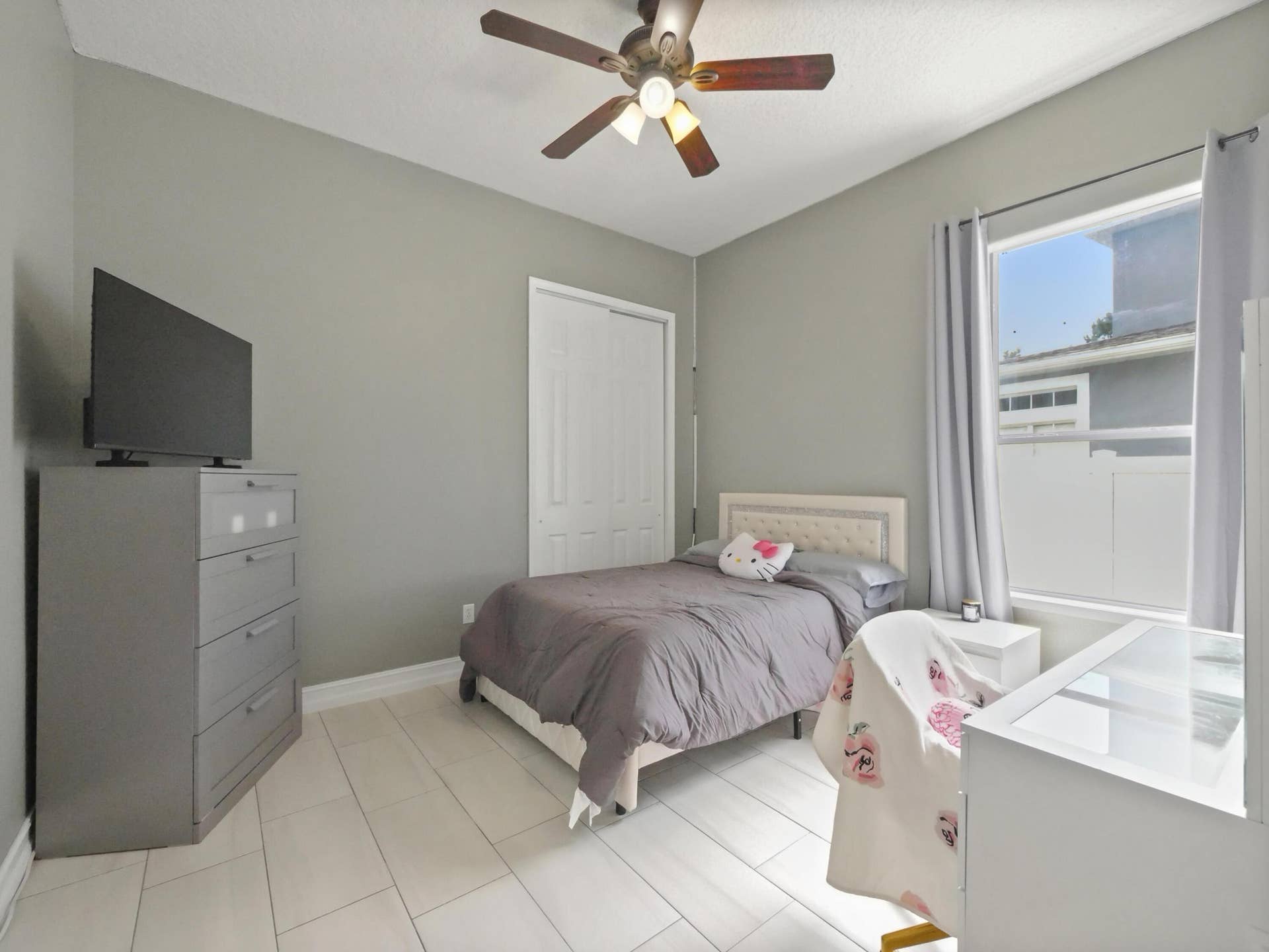 16437 TUDOR GROVE Drive, Orlando, FL 32828 Neutral wall tones complement the tile flooring