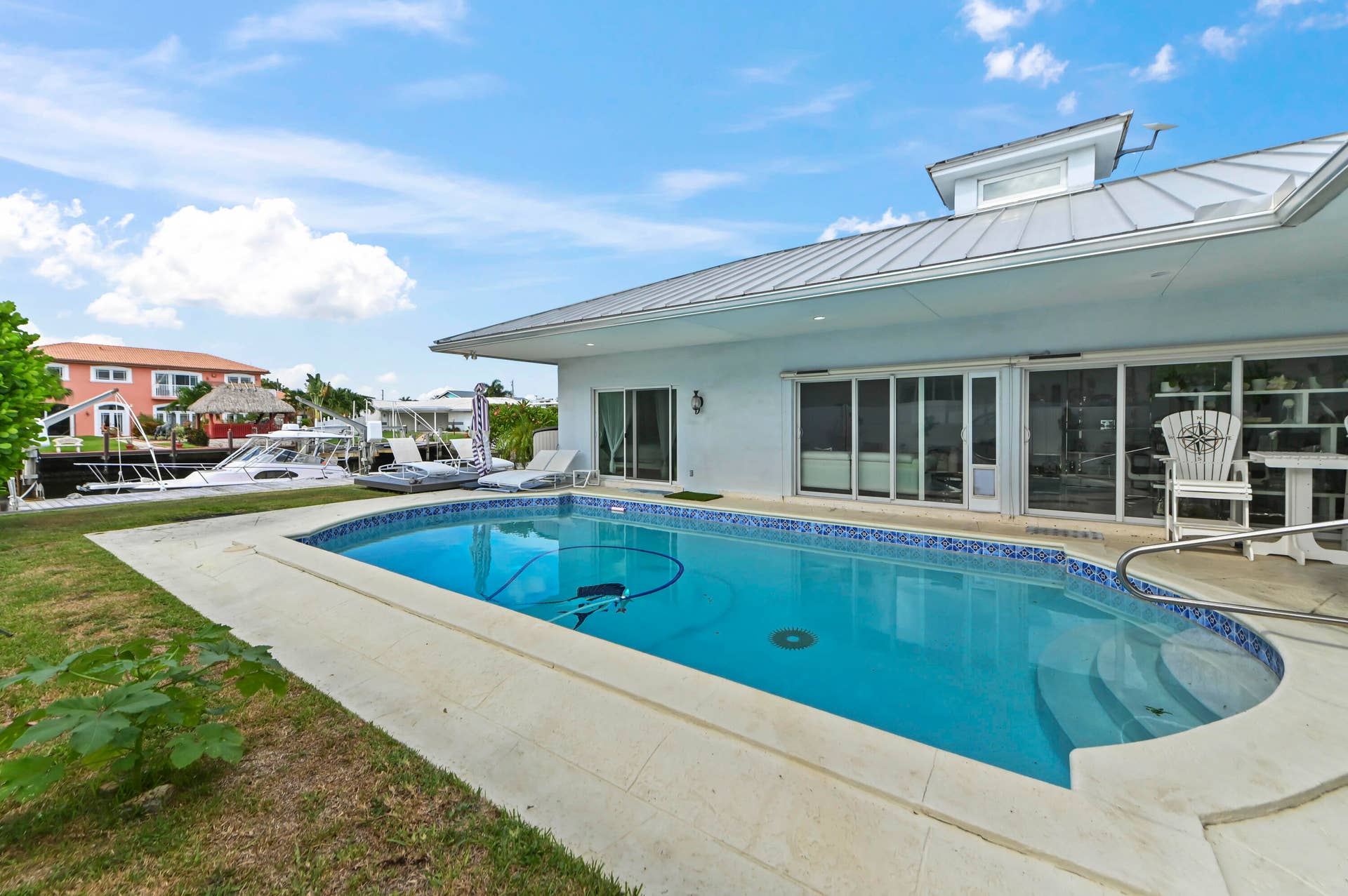 33 Swimming Pool 02