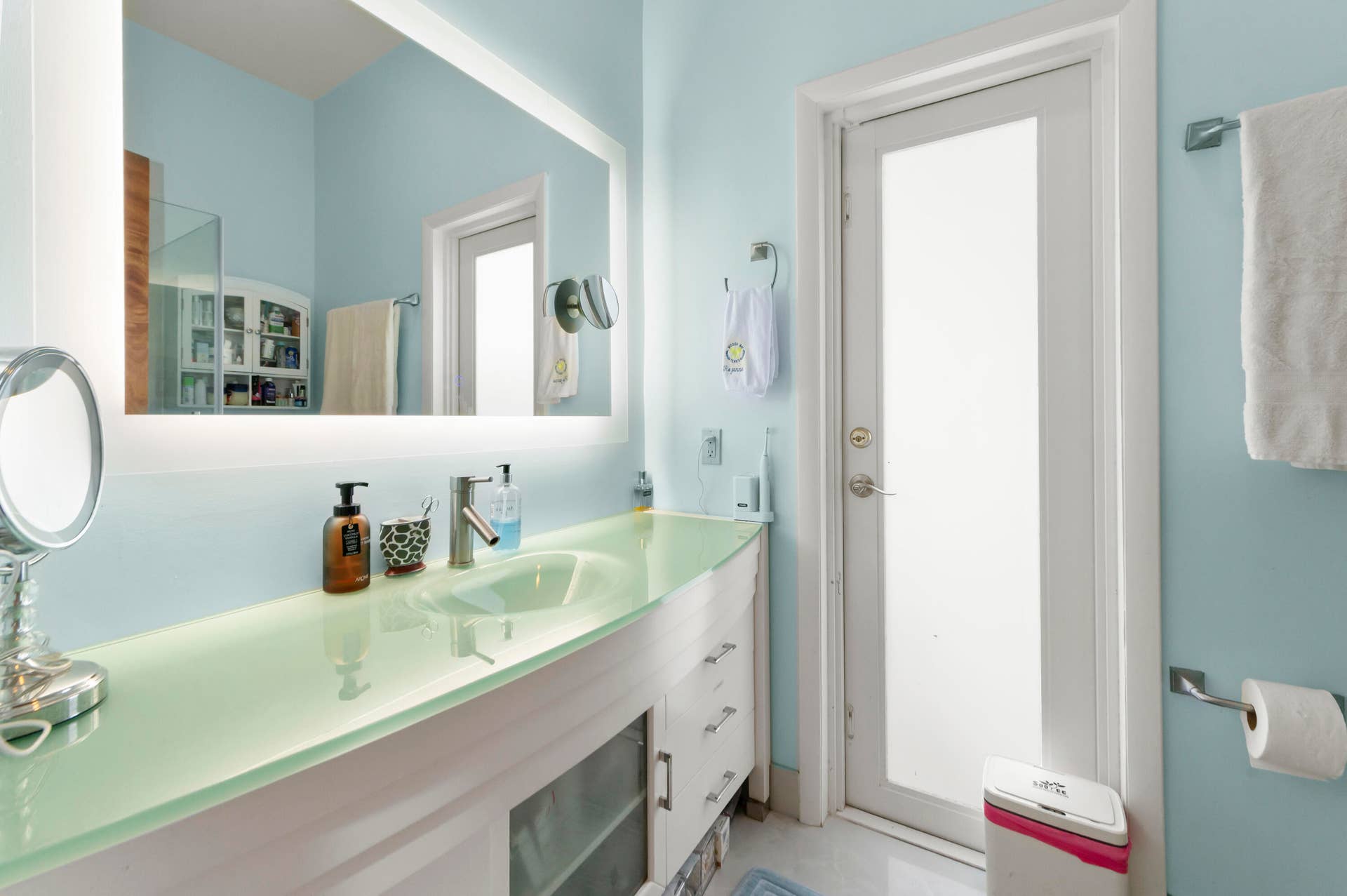 16 Bathroom 02
