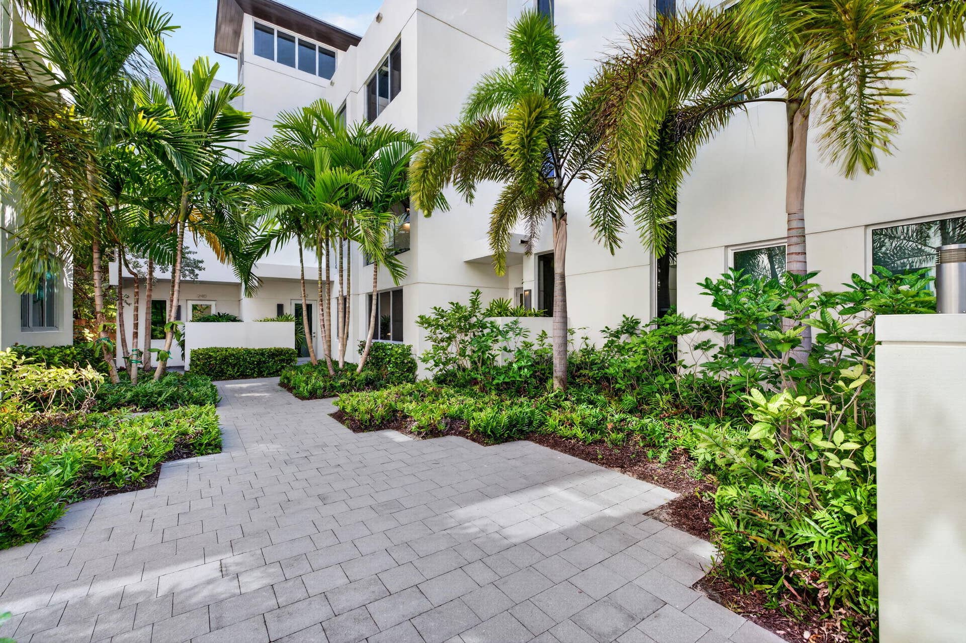 244 Garden Court, Lauderdale By The Sea, FL 33308 4-web-or-mls-699A3471