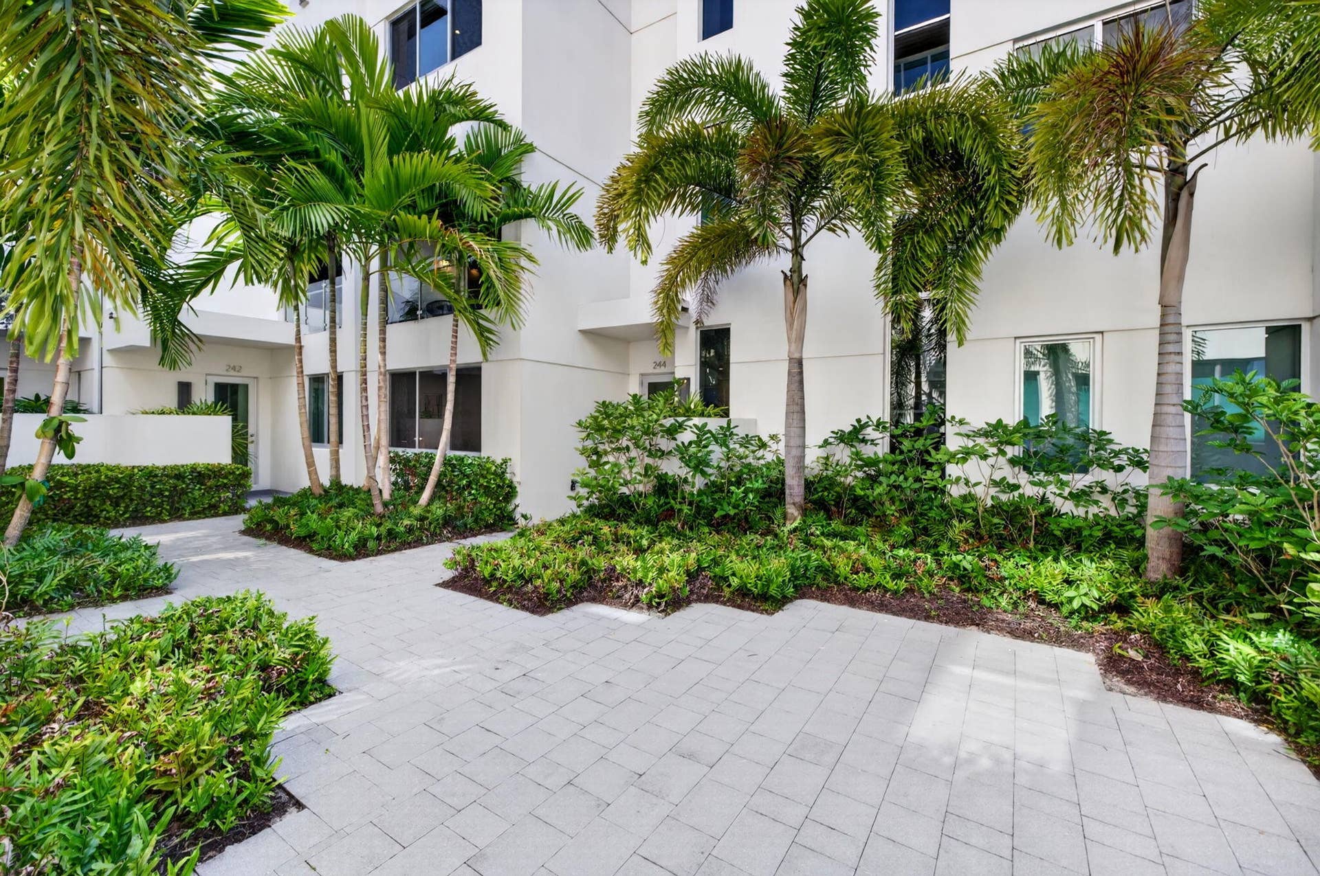 244 Garden Court, Lauderdale By The Sea, FL 33308 7-web-or-mls-699A3496