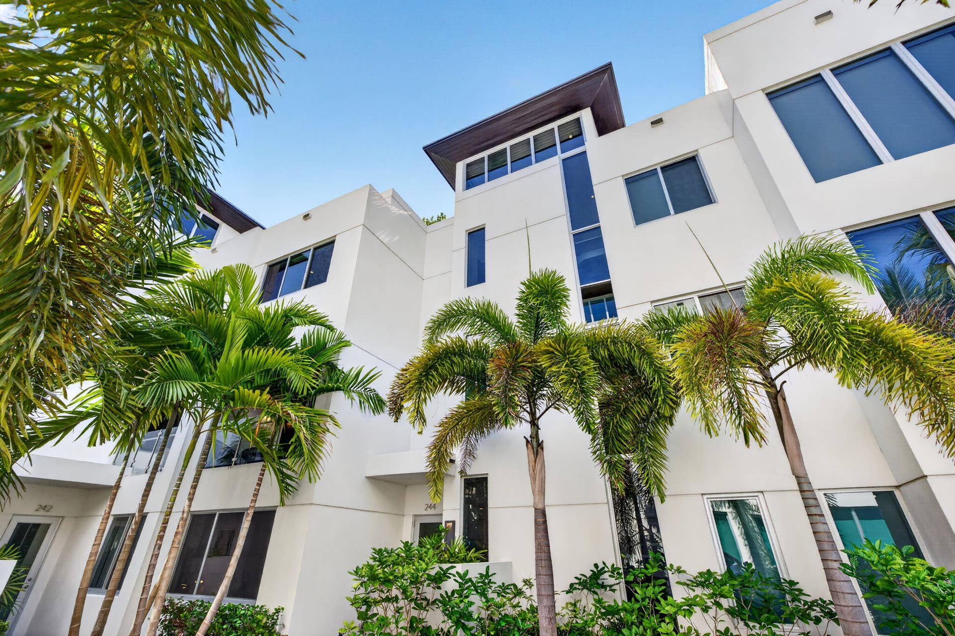 244 Garden Court, Lauderdale By The Sea, FL 33308 8-web-or-mls-699A3504