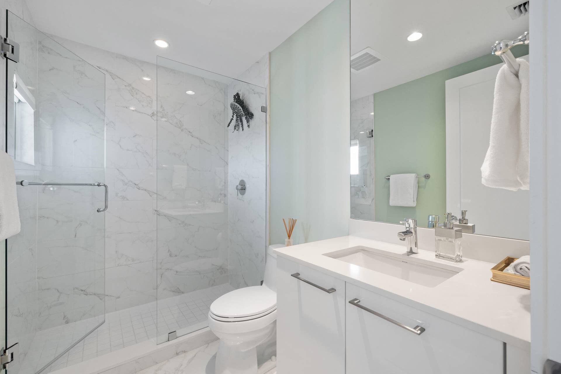 2 WATER CLUB Way, #1003, North Palm Beach, FL 33408 Guest Bathroom