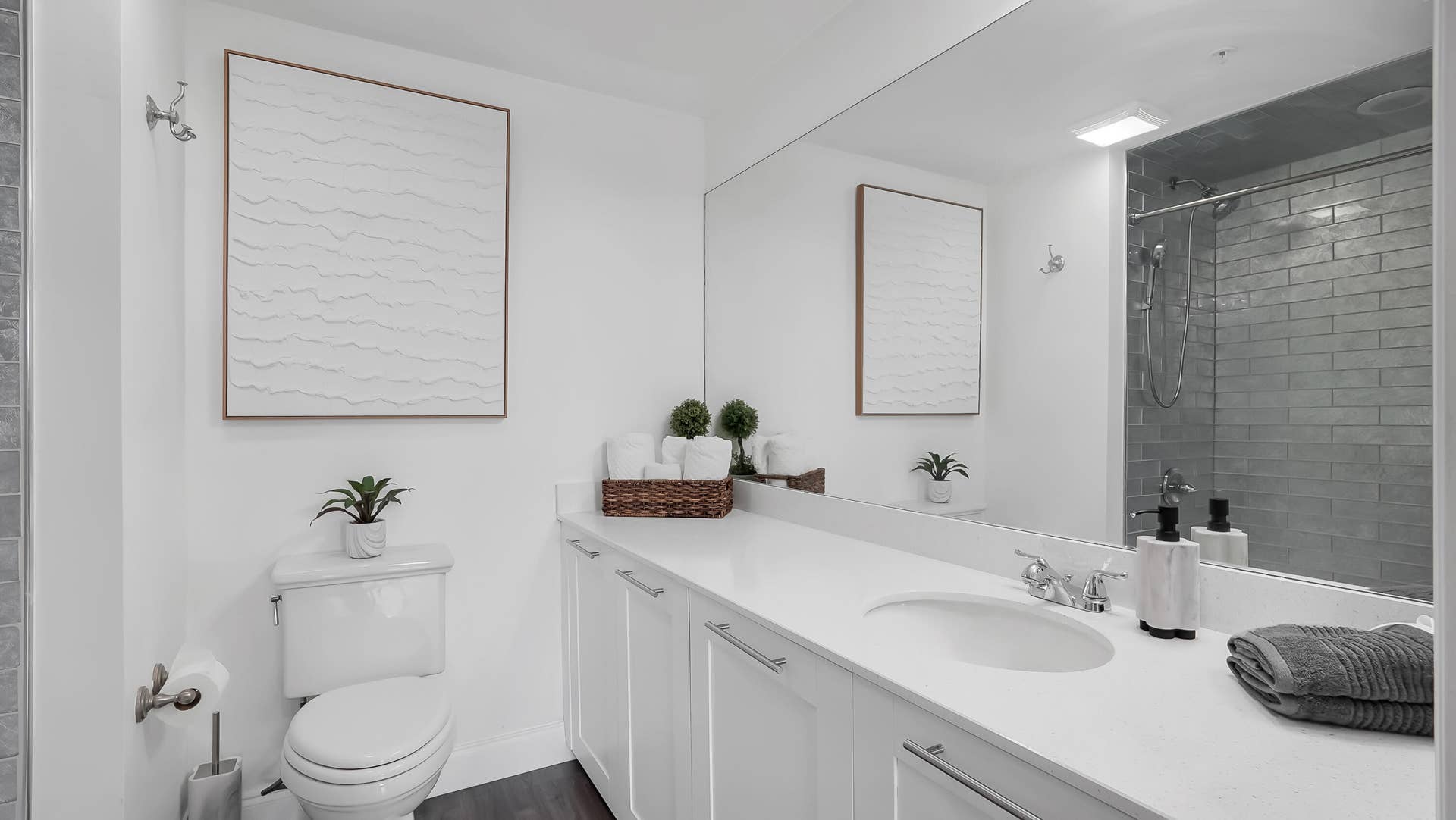 511 SE 5th Avenue, #908, Fort Lauderdale, FL 33301 Guest Bathroom
