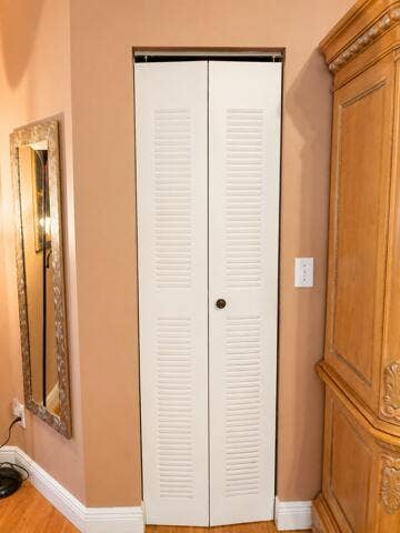 18431 NW 18TH Street, Pembroke Pines, FL 33029 Louvered bi-fold doors with round hardware