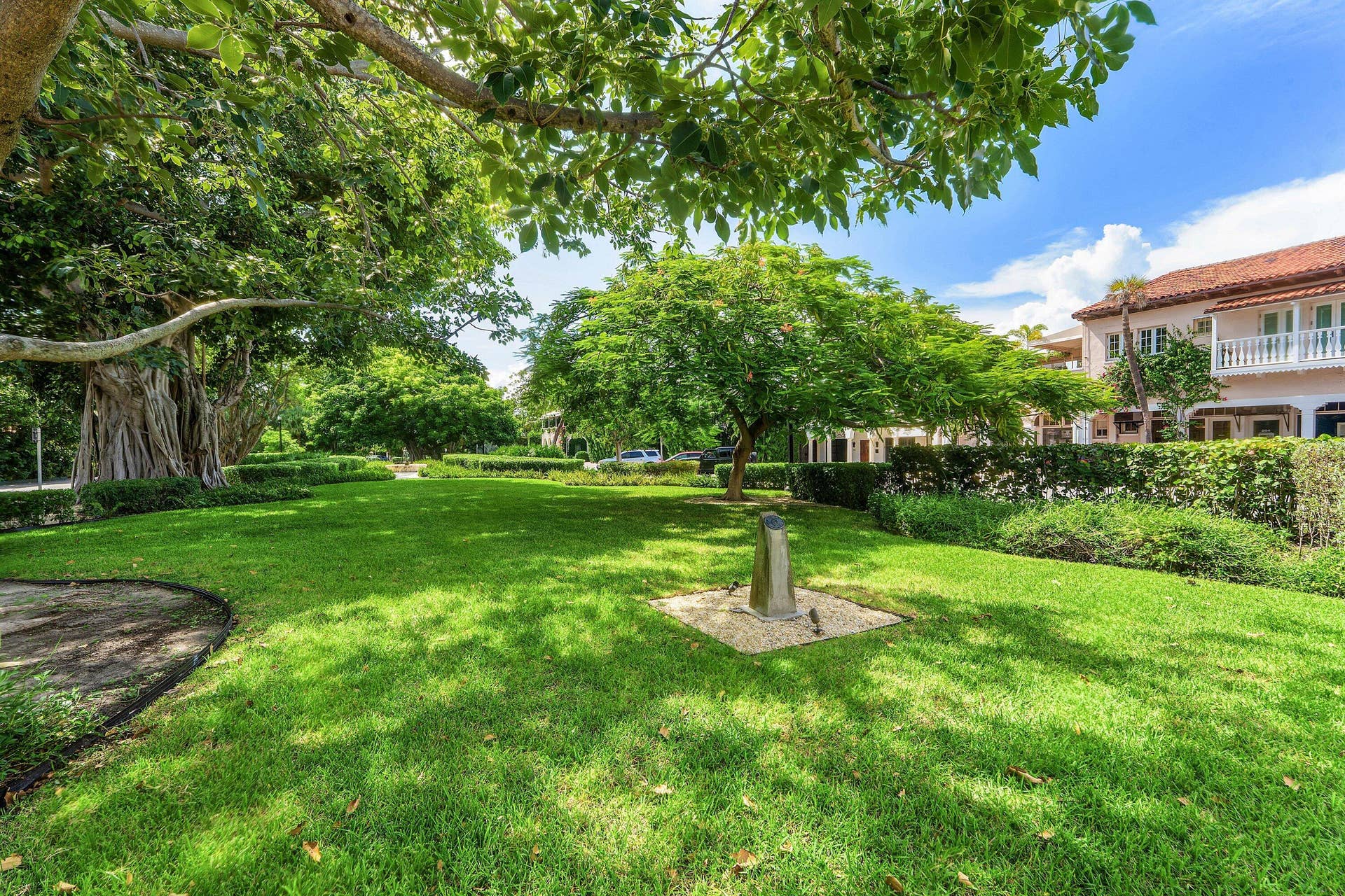 215 PHIPPS Plaza, #2, Palm Beach, FL 33480 031 Phipps Plaza park