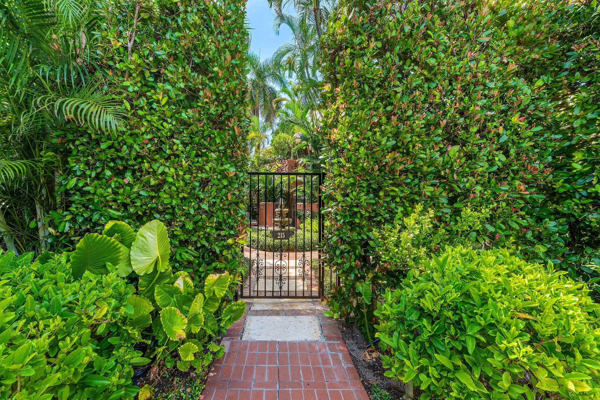 215 PHIPPS Plaza, #2, Palm Beach, FL 33480 002 215 Phipps Plaza