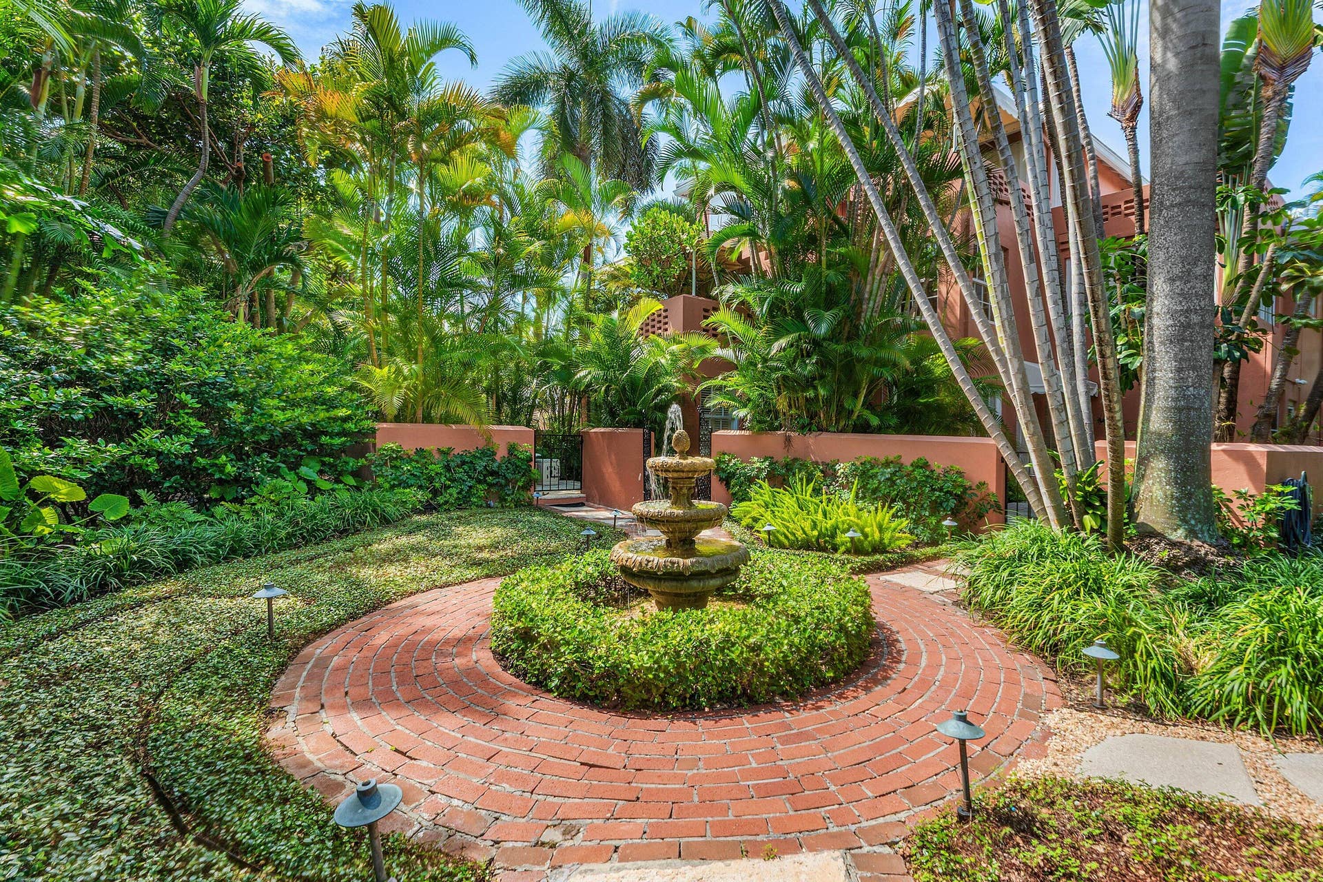 215 PHIPPS Plaza, #2, Palm Beach, FL 33480 003 215 Phipps Plaza