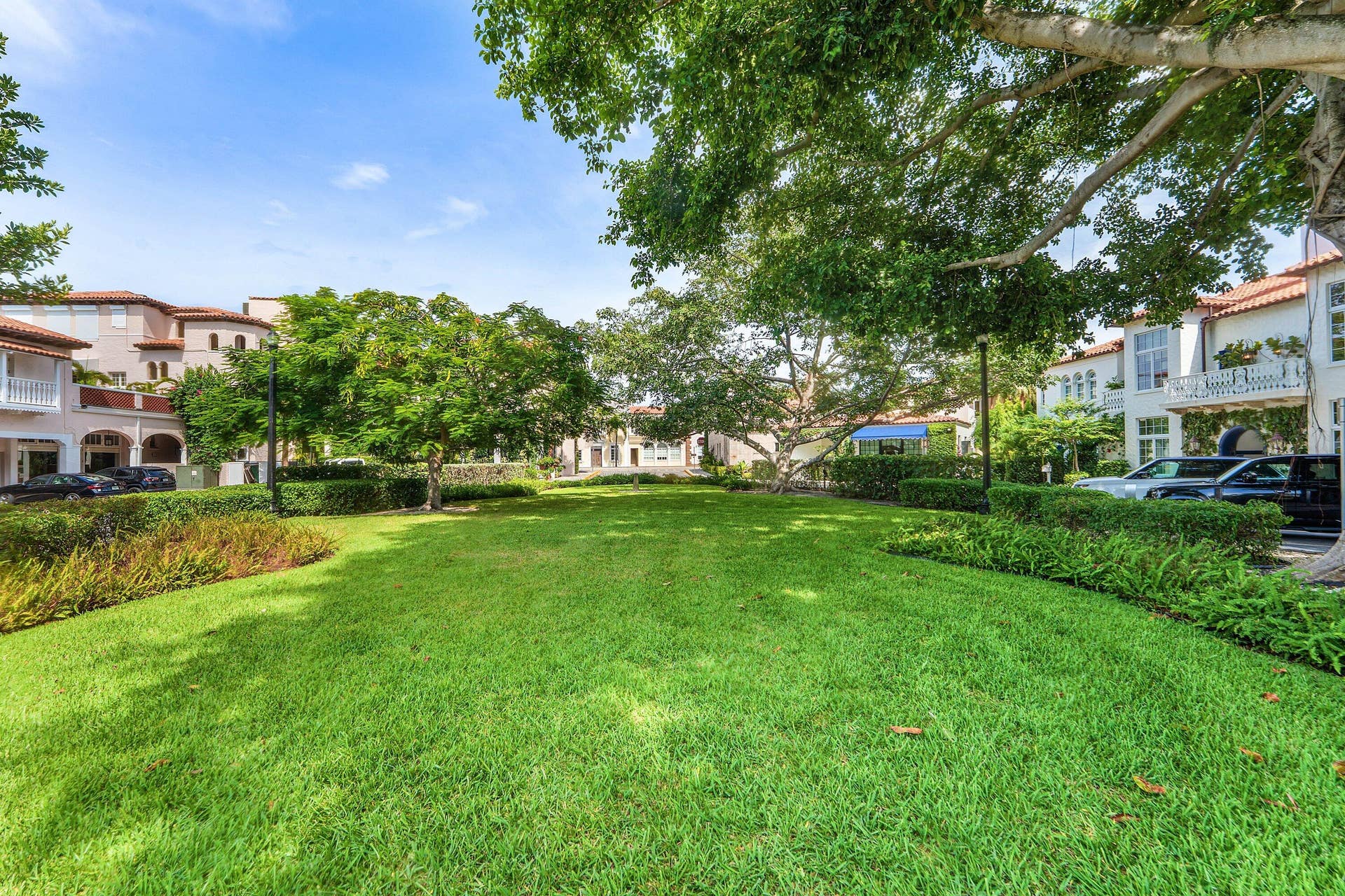 215 PHIPPS Plaza, #2, Palm Beach, FL 33480 030 Phipps Plaza park