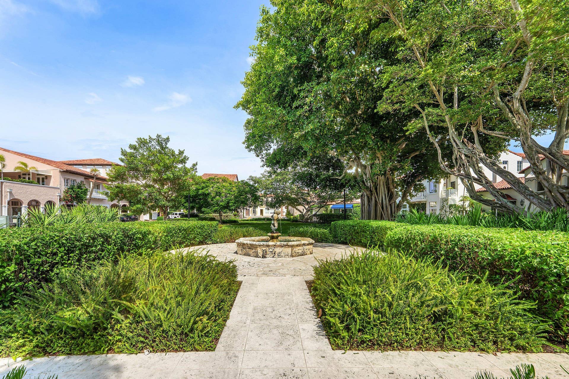 215 PHIPPS Plaza, #2, Palm Beach, FL 33480 029 Phipps Plaza park