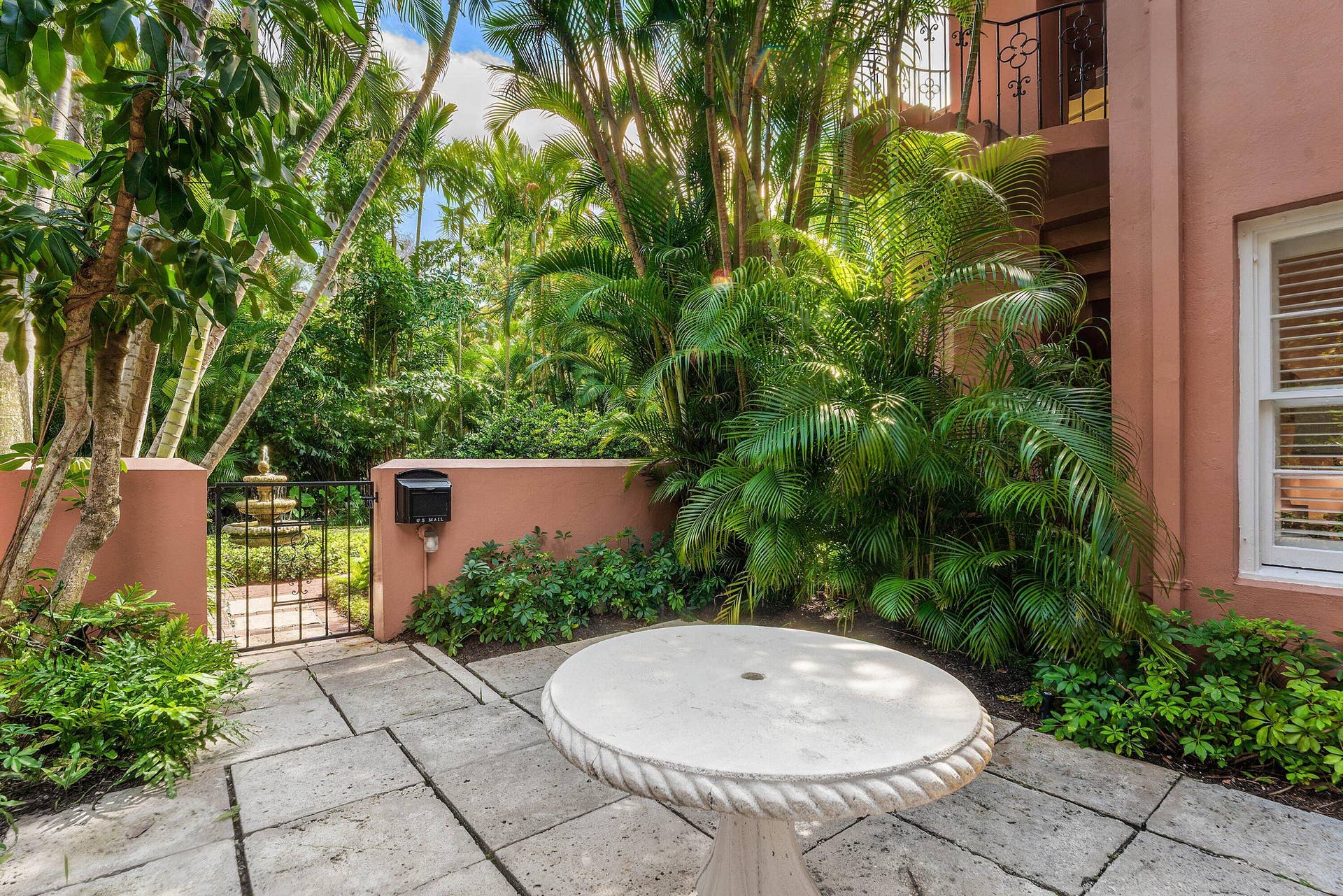 215 PHIPPS Plaza, #2, Palm Beach, FL 33480 009 215 Phipps Plaza