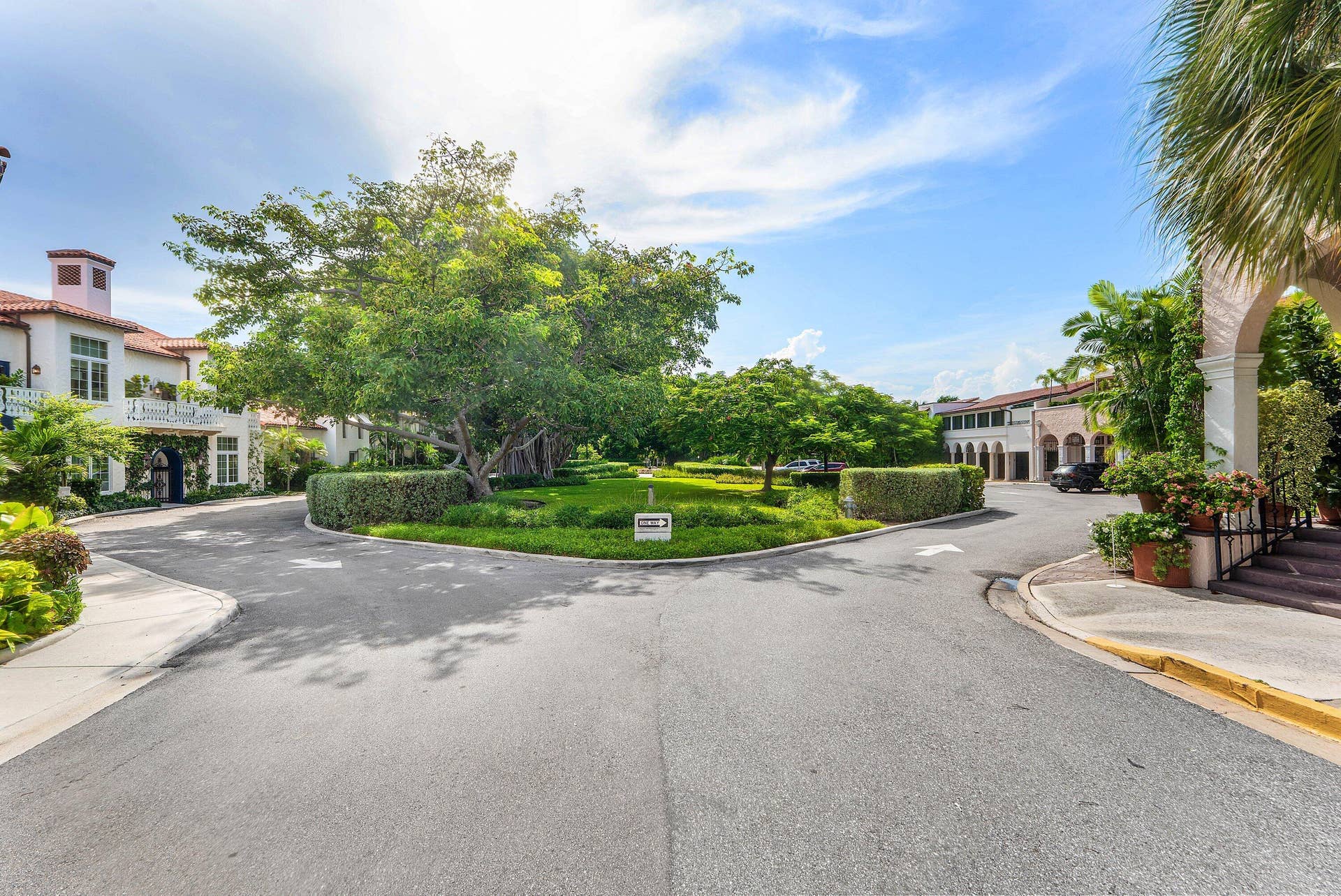 215 PHIPPS Plaza, #2, Palm Beach, FL 33480 001 Phipps Plaza park