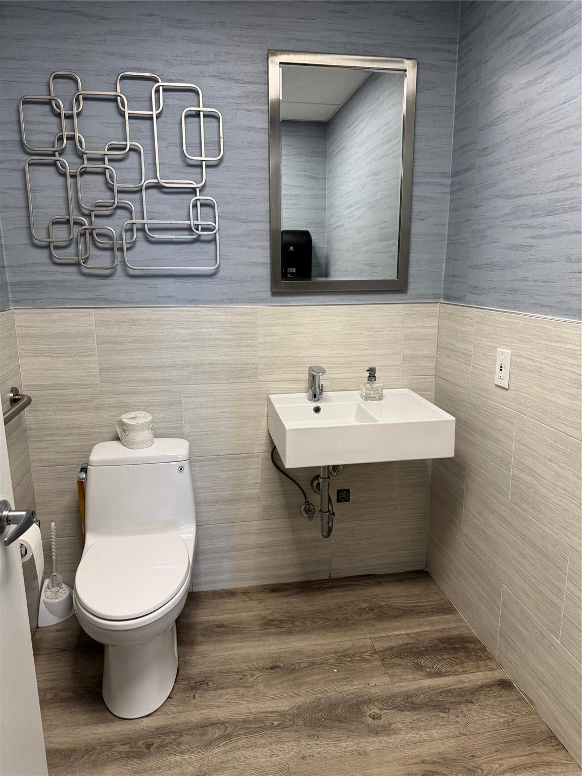 3800 GALT OCEAN Drive, #1508, Fort Lauderdale, Fort Lauderdale, FL 33308 Wall-mounted vanity with a single basin, complemented by wood-finish flooring