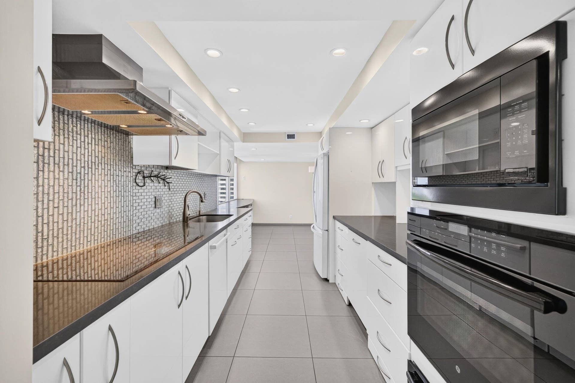 Appliances and quartz countertops