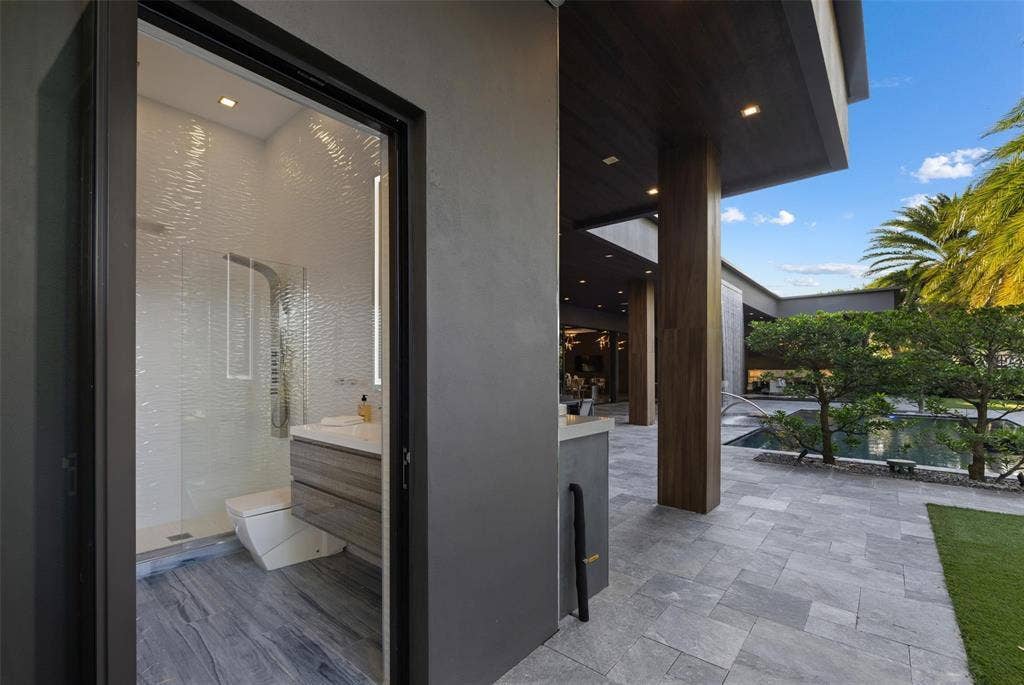 2213 NE 37TH Drive, Fort Lauderdale, FL 33308 cabana bath