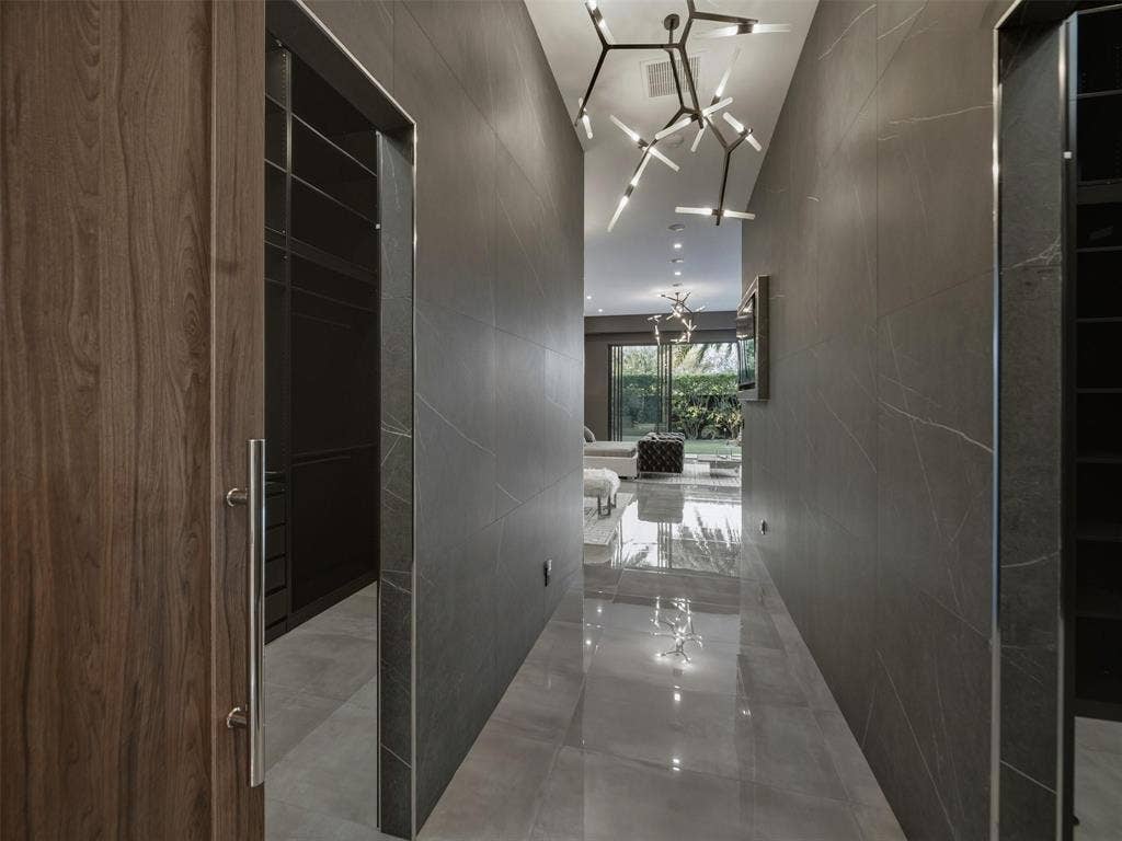 2213 NE 37TH Drive, Fort Lauderdale, FL 33308 hallway 1