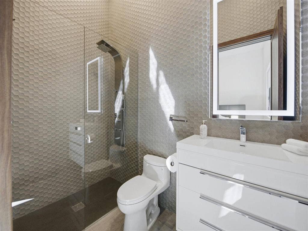 2213 NE 37TH Drive, Fort Lauderdale, FL 33308 bathroom 3