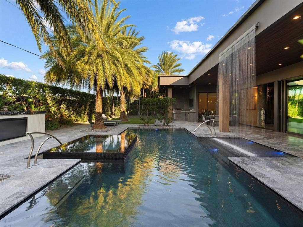 2213 NE 37TH Drive, Fort Lauderdale, FL 33308 pool all day