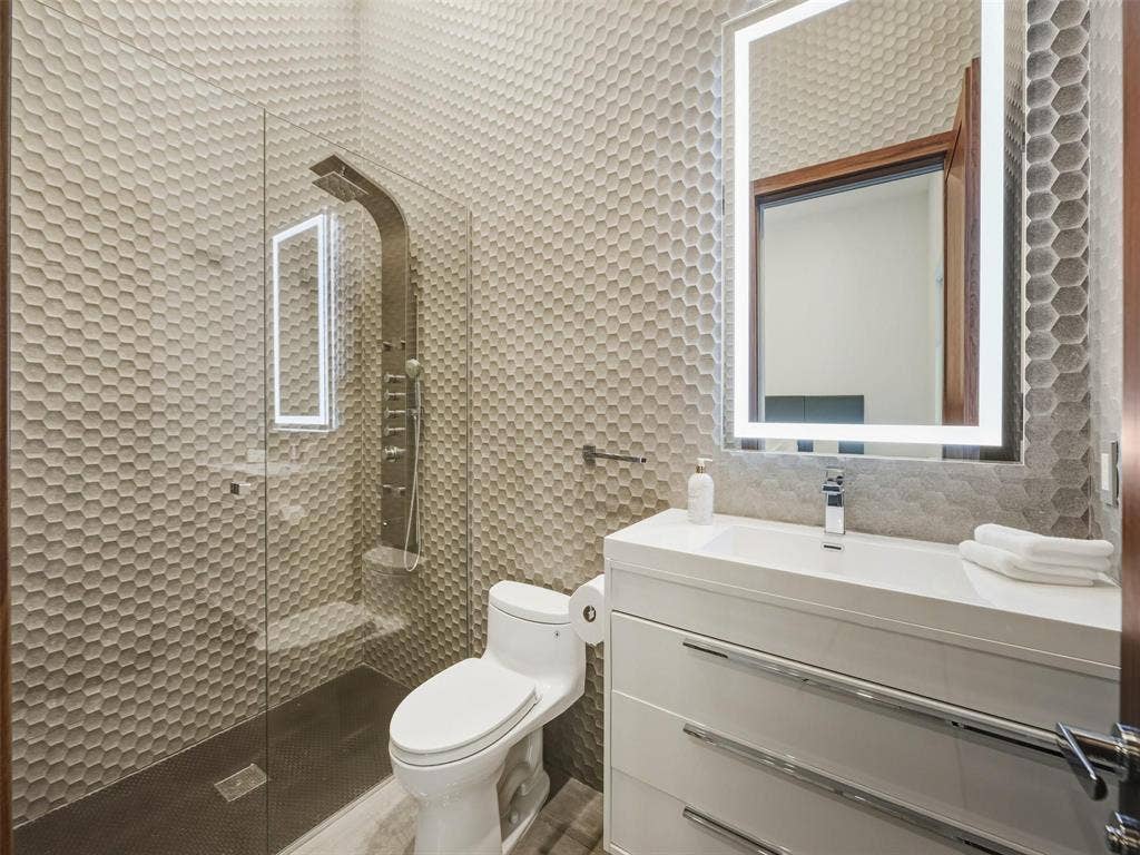 2213 NE 37TH Drive, Fort Lauderdale, FL 33308 bathroom 4