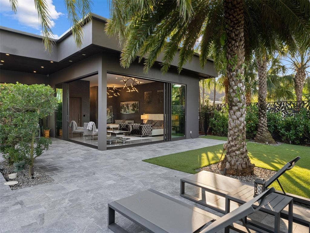 2213 NE 37TH Drive, Fort Lauderdale, FL 33308 yard side day