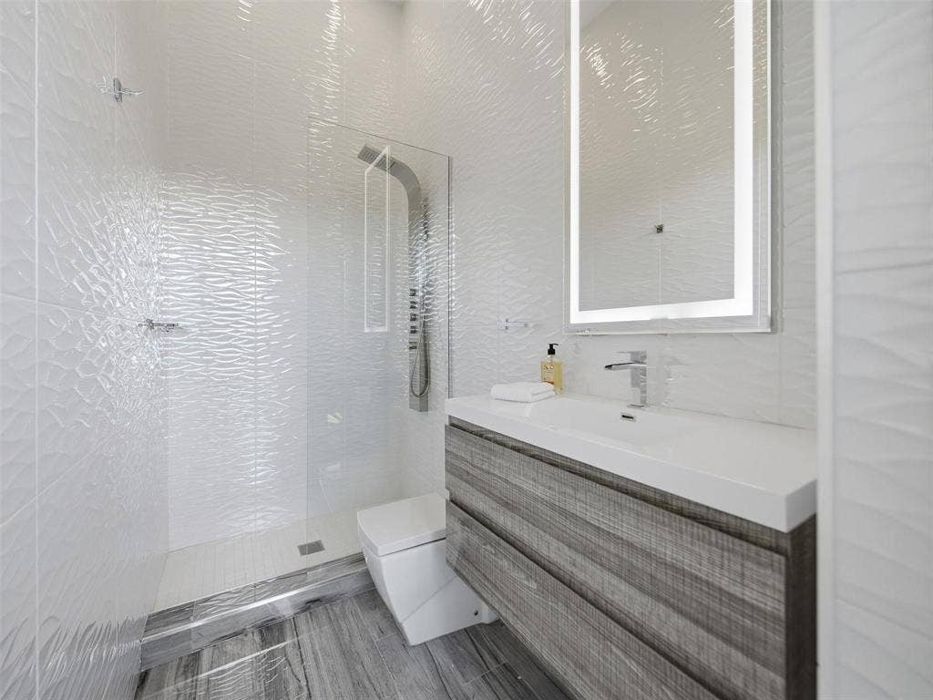 2213 NE 37TH Drive, Fort Lauderdale, FL 33308 bath cabana in