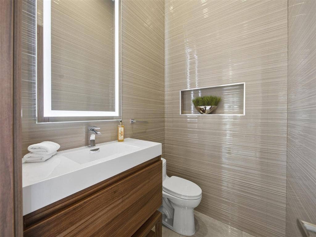2213 NE 37TH Drive, Fort Lauderdale, FL 33308 half bath