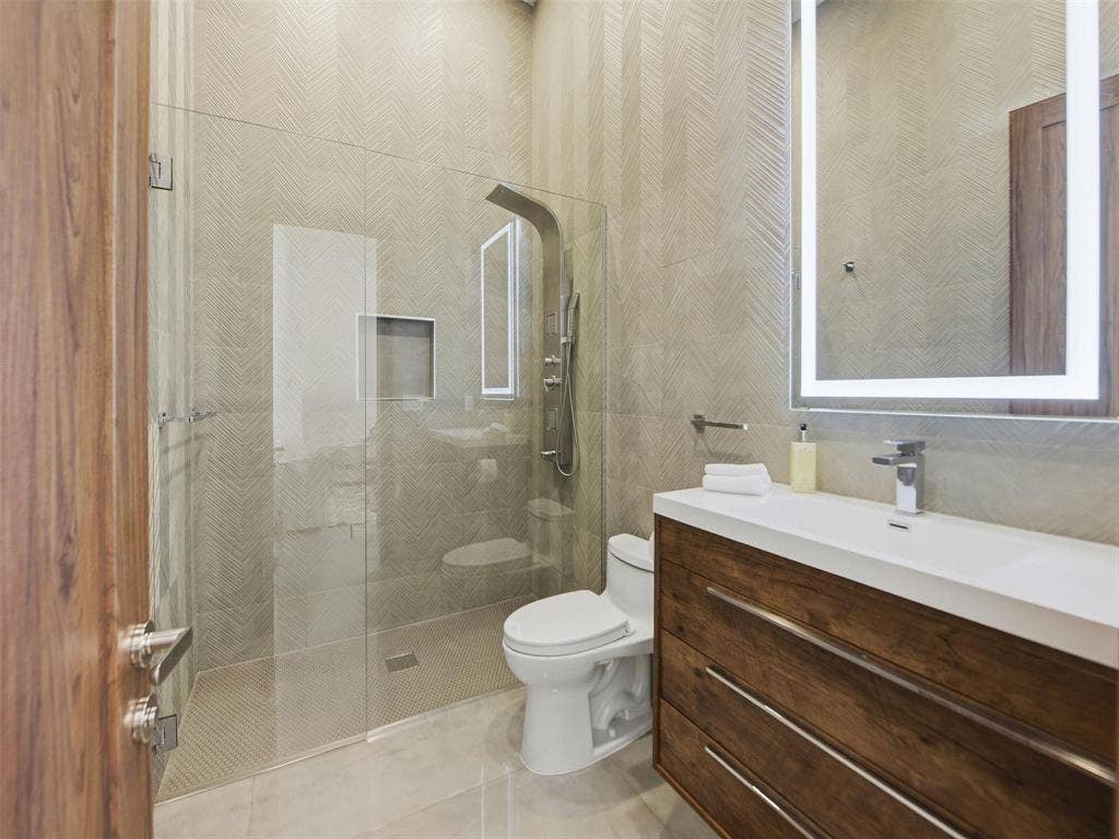 2213 NE 37TH Drive, Fort Lauderdale, FL 33308 bathroom 2