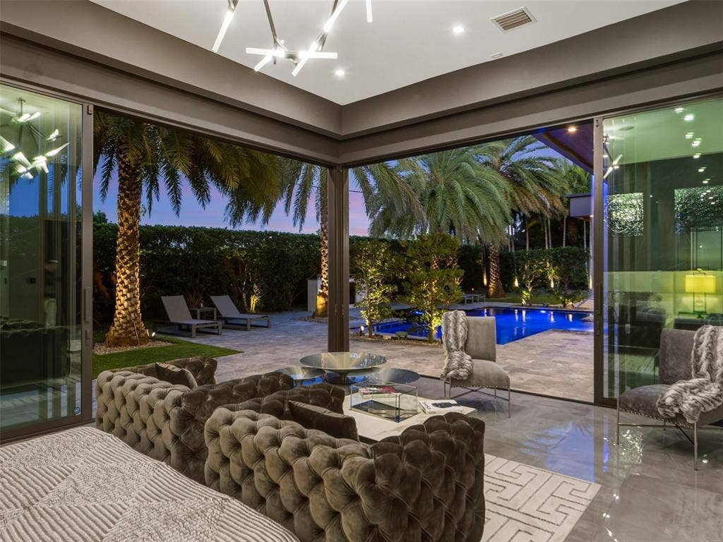 2213 NE 37TH Drive, Fort Lauderdale, FL 33308 bed slides open night