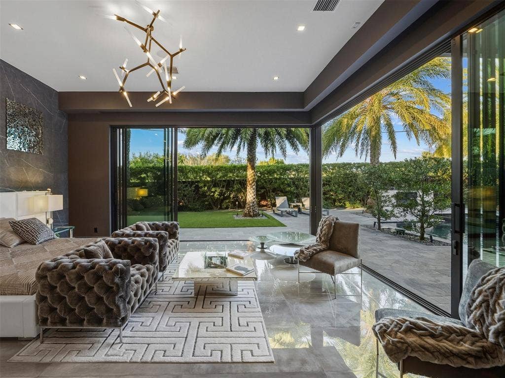 2213 NE 37TH Drive, Fort Lauderdale, FL 33308 primary bed slides open