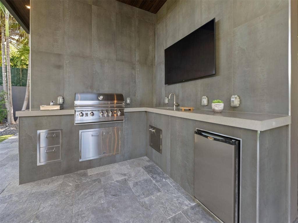 2213 NE 37TH Drive, Fort Lauderdale, FL 33308 grill area