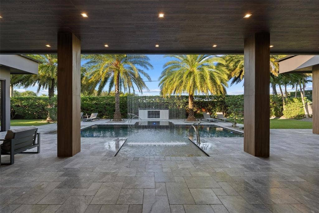 2213 NE 37TH Drive, Fort Lauderdale, FL 33308 pool waterfall day