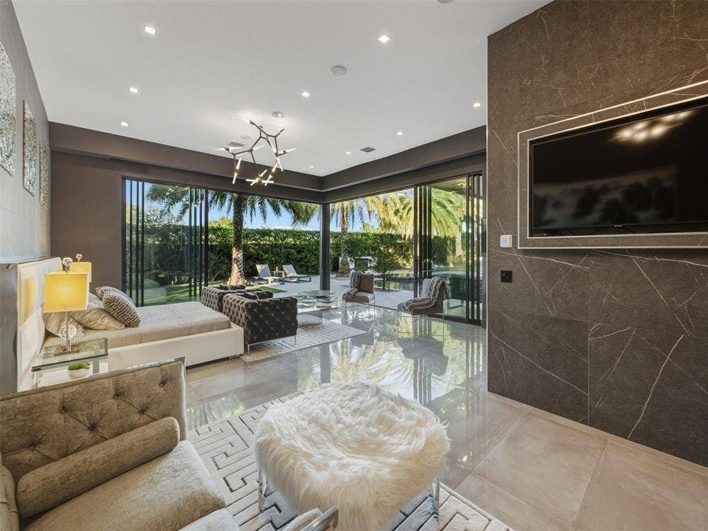 2213 NE 37TH Drive, Fort Lauderdale, FL 33308 primary looking out