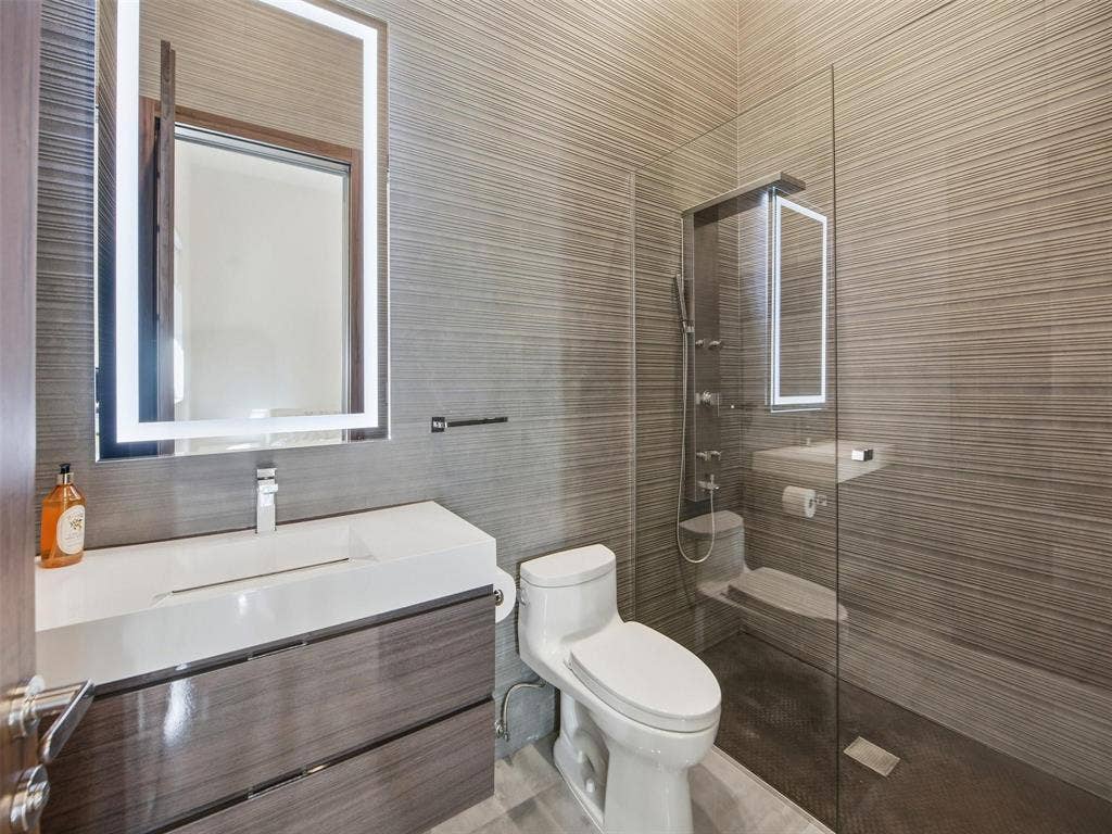 2213 NE 37TH Drive, Fort Lauderdale, FL 33308 bathroom 1