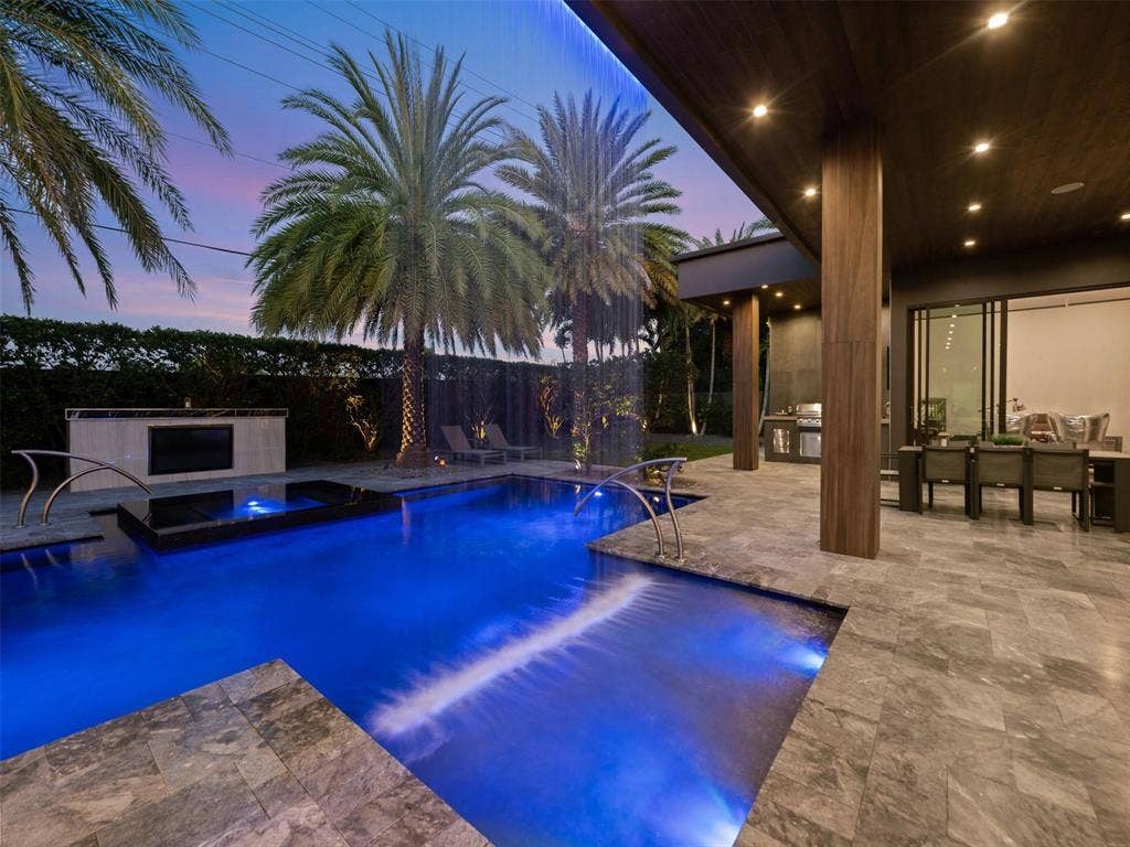 2213 NE 37TH Drive, Fort Lauderdale, FL 33308 waterfall night